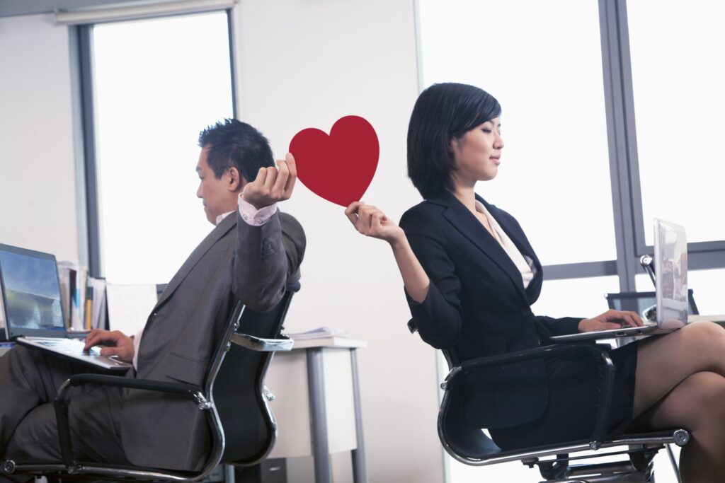 Namoro no Trabalho - Quais os limites da interferência da empresa diante do relacionamento entre funcionários?